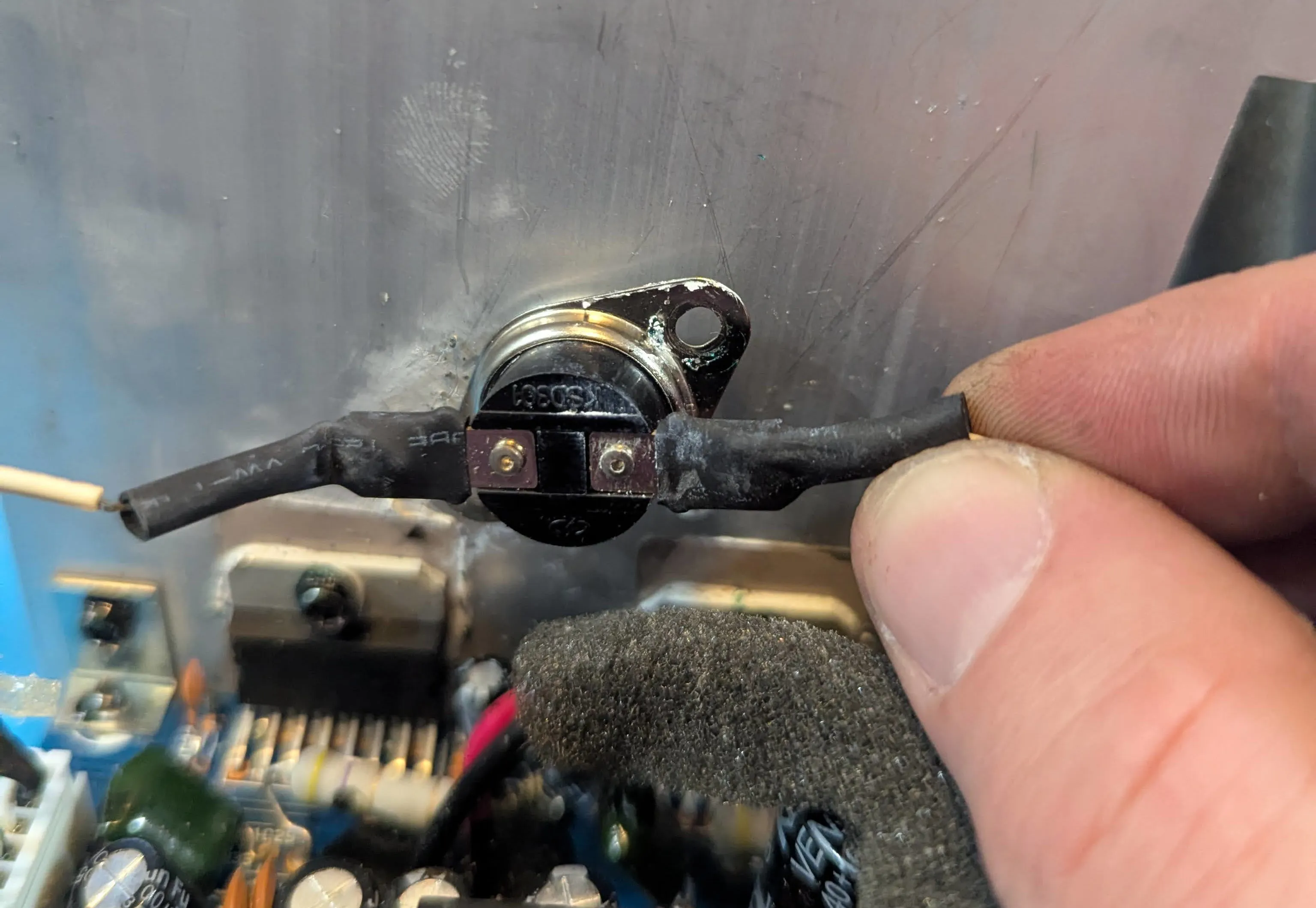 The thermocouple attached to the heatsink